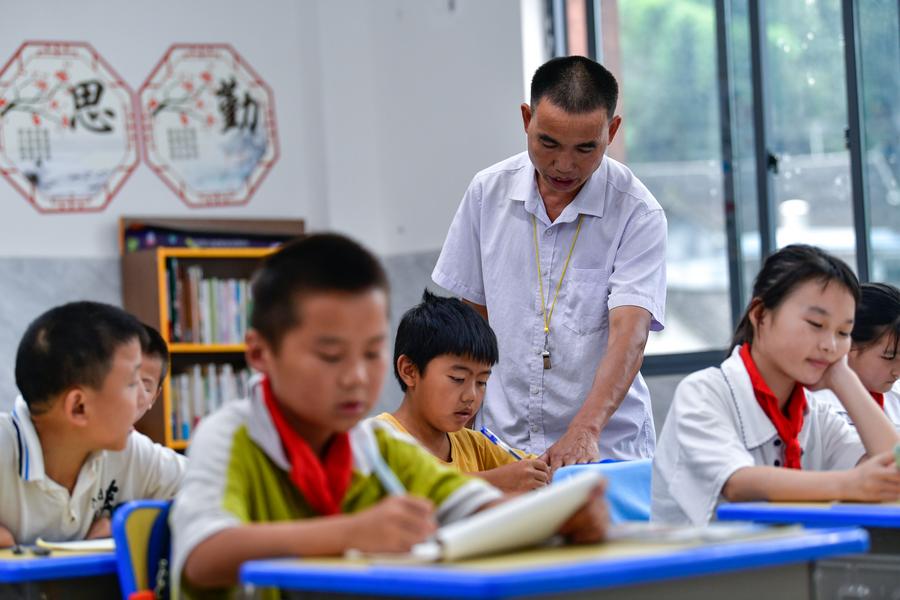 10.9计划招募7000名讲学教师！2025年银龄讲学计划发布.jpg