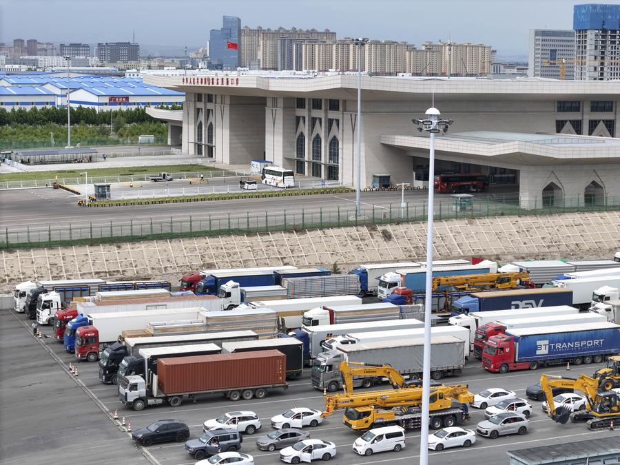 10.9国庆假期 霍尔果斯跨境自驾游持续升温.jpg