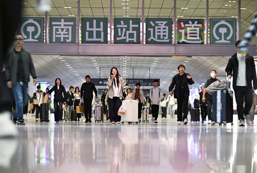 10.10 24.33亿人次!国庆中秋假期我国交通出行人数创历史新高.jpeg