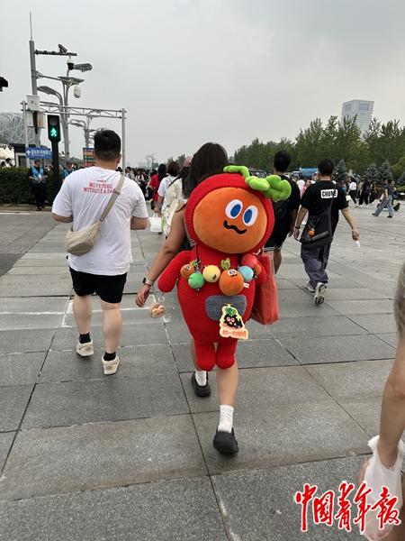 10.14行走的包挂 当代年轻人个性化的自我表达符号2.jpg