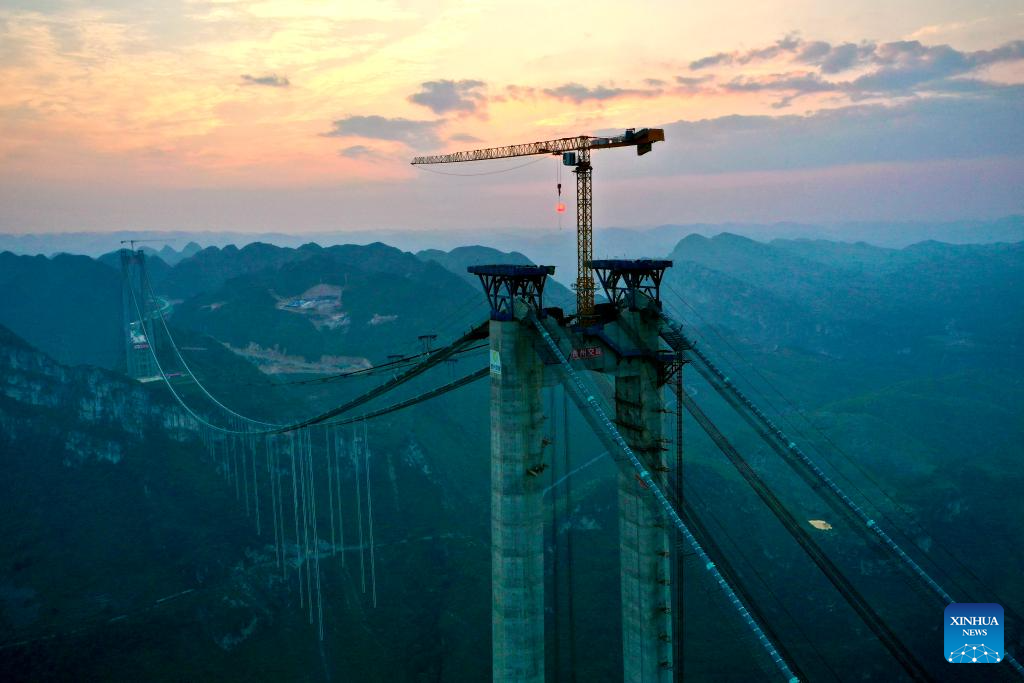 10.16走近大国工程丨云端飞虹架长空 探访世界第一高桥贵州花江峡谷大桥1.jpeg
