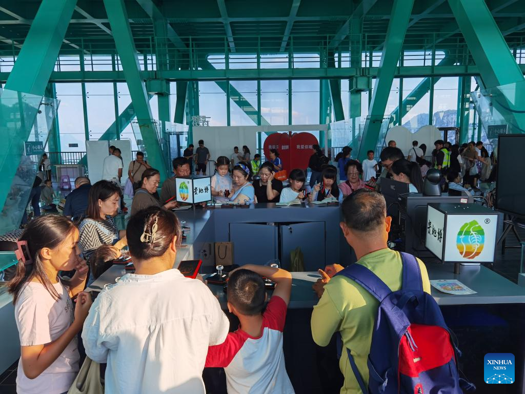 10.16走近大国工程丨云端飞虹架长空 探访世界第一高桥贵州花江峡谷大桥2.jpeg