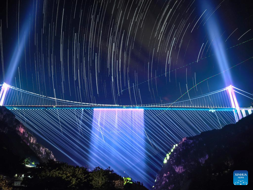 10.16走近大国工程丨云端飞虹架长空 探访世界第一高桥贵州花江峡谷大桥3.jpeg