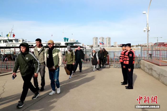 10.20免签实施一个月 黑龙江入境俄罗斯旅客同比增长28.4%1.jpg