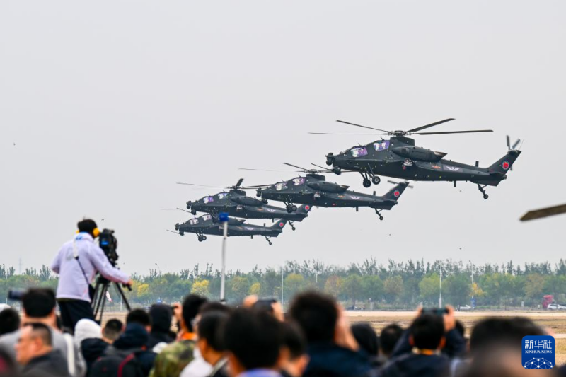 10.20直博会迎来公众开放日 “风雷”飞行表演队空中炫技10.png