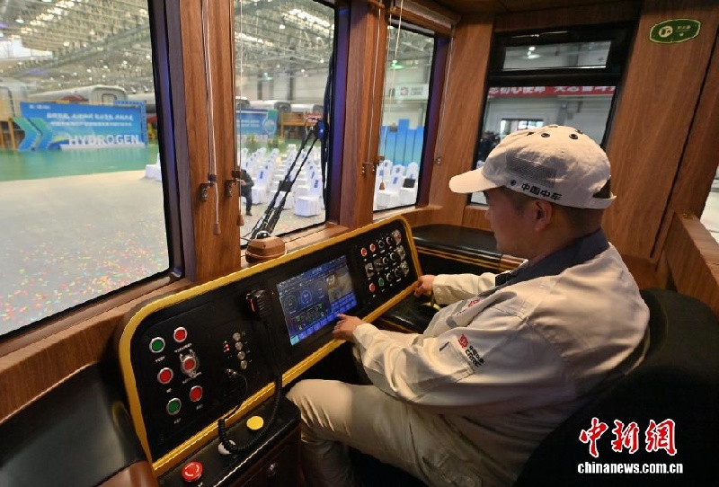 10.20中国首列氢能文旅列车“氢春号”在长春下线4.jpg