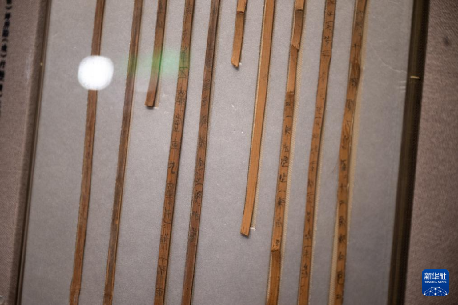 10.30我国迄今发现时代最早的竹简在湖北展出3.png