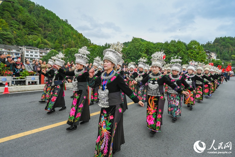 11.10雷山县龙头街道“苗年·蹦苗迪”精彩纷呈 全民共庆民族贺新年2.jpg