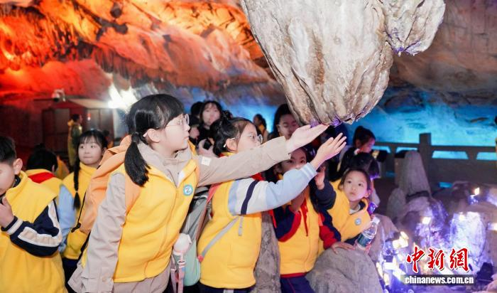 11.17浙江多地中小学放“秋假” “跟着课本游”成假期新风尚.png