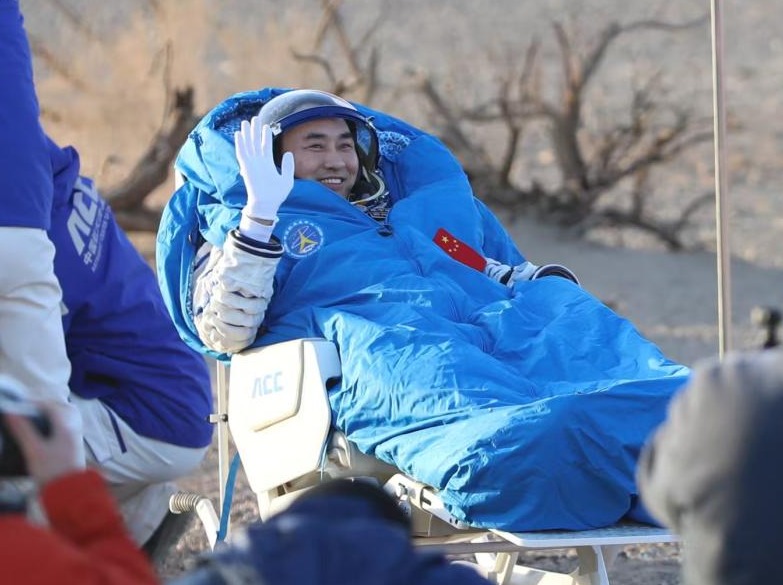 11.17天地共证 英雄荣归——在内蒙古额济纳迎接神舟二十号航天员乘组回家3.jpeg