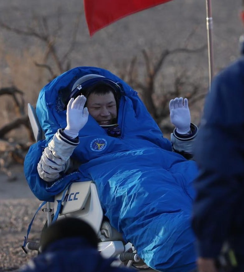 11.17天地共证 英雄荣归——在内蒙古额济纳迎接神舟二十号航天员乘组回家4.jpeg