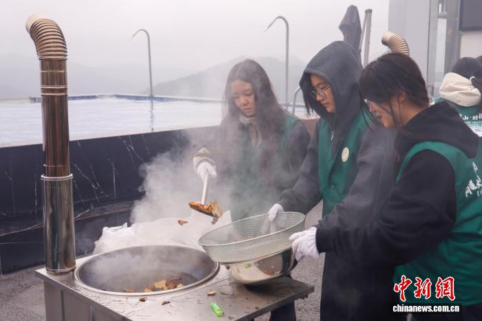 11.19切白芍、炒白术成“考题” 青年在浙江磐安“以技会友”2.jpg