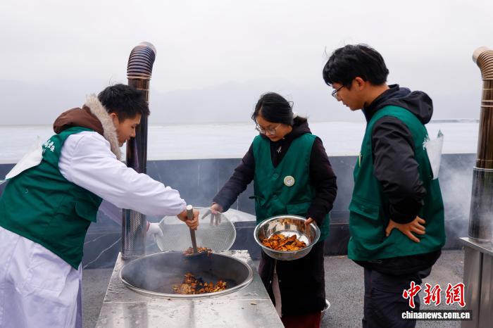 11.19切白芍、炒白术成“考题” 青年在浙江磐安“以技会友”3.jpg