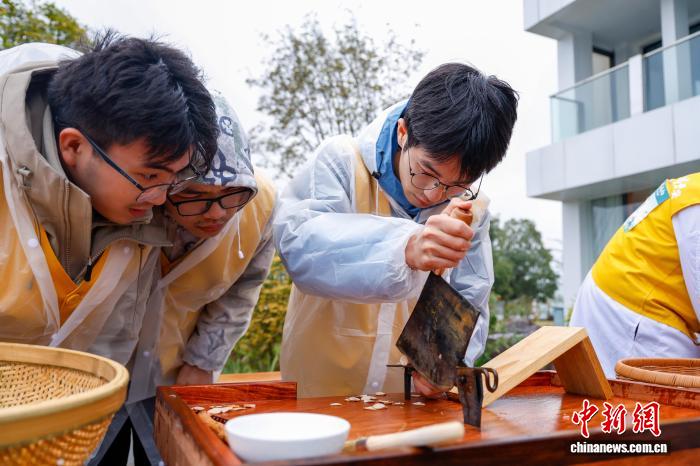 11.19切白芍、炒白术成“考题” 青年在浙江磐安“以技会友”6.jpg