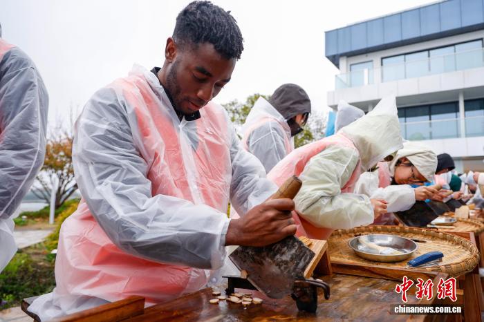 11.19切白芍、炒白术成“考题” 青年在浙江磐安“以技会友”4.jpg