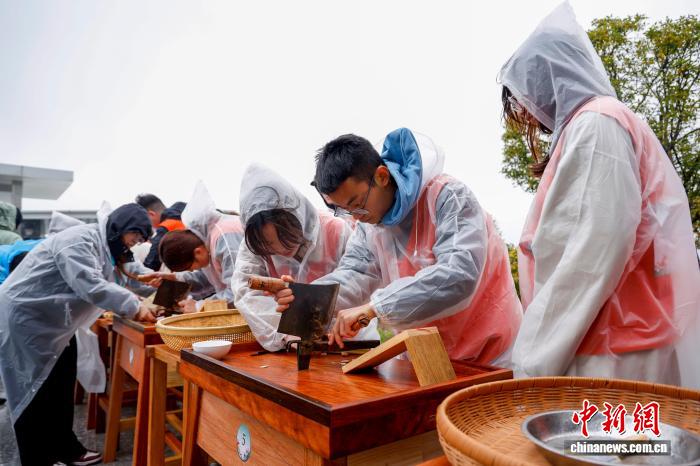 11.19切白芍、炒白术成“考题” 青年在浙江磐安“以技会友”1.jpg