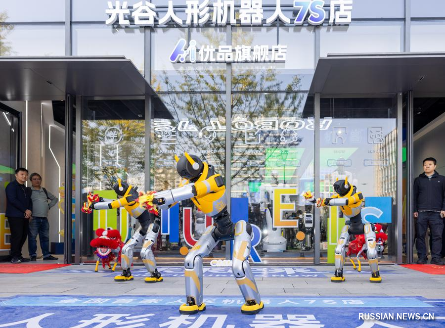 11.20全国首家人形机器人7S店开业1.jpg