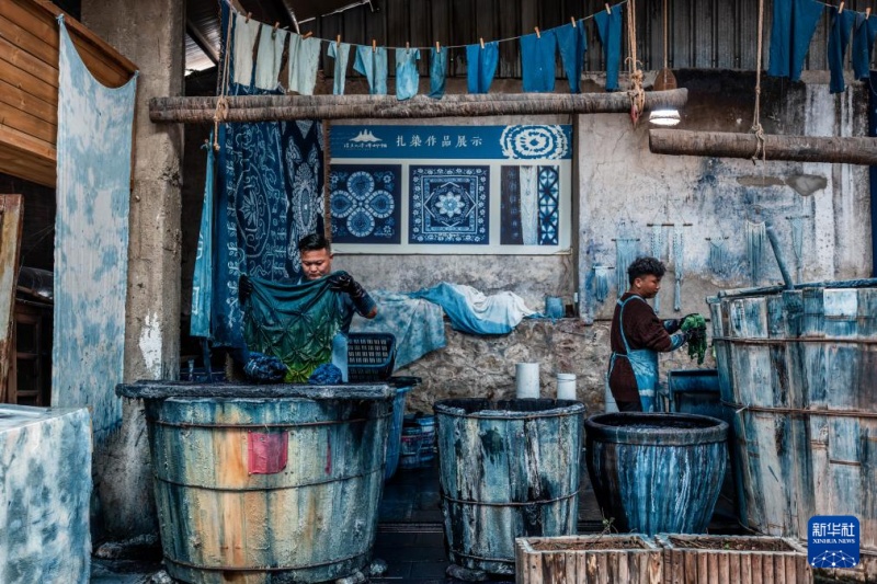 11.27白族扎染：蓝白经纬间的旅居新叙事1.jpg