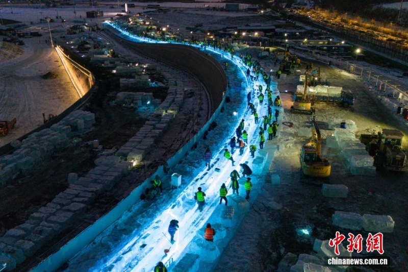 12.1 521米滑道+24条配置畅玩无忧，“冰长城”超级冰滑梯开建1.jpg
