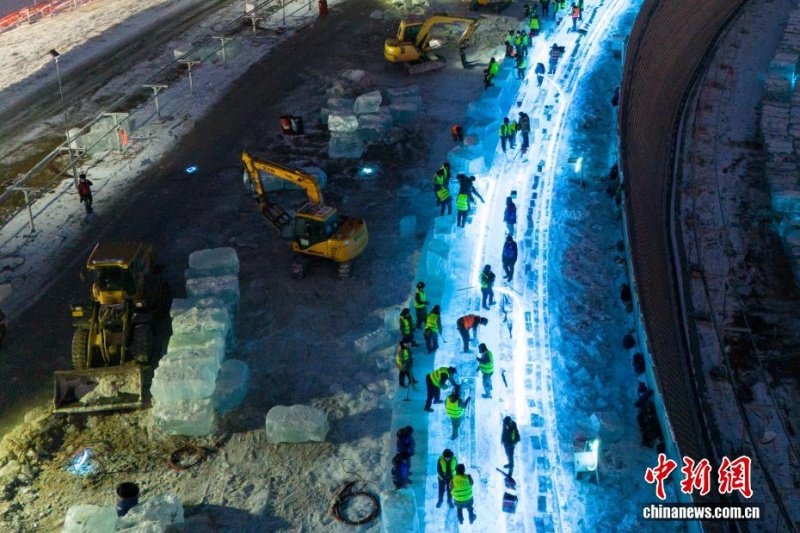 12.1 521米滑道+24条配置畅玩无忧，“冰长城”超级冰滑梯开建2 - 副本.jpg