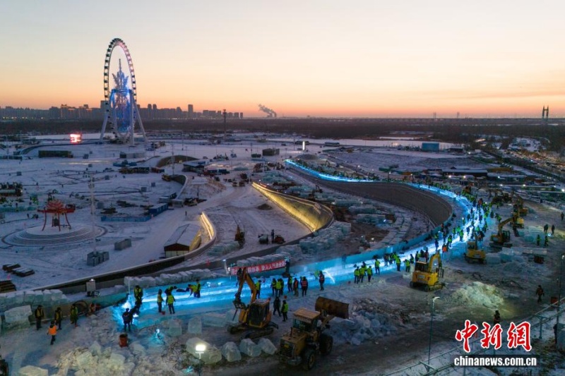 12.1 521米滑道+24条配置畅玩无忧，“冰长城”超级冰滑梯开建5.jpg