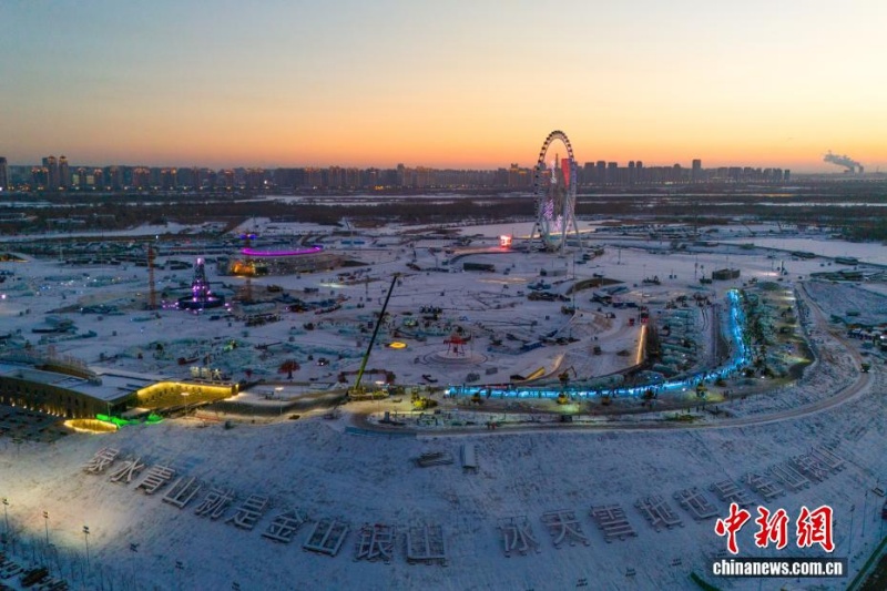 12.1 521米滑道+24条配置畅玩无忧，“冰长城”超级冰滑梯开建3 - 副本.jpg