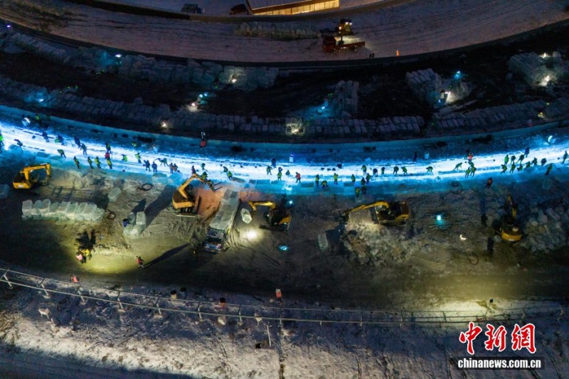 12.1 521米滑道+24条配置畅玩无忧，“冰长城”超级冰滑梯开建4 - 副本.jpg