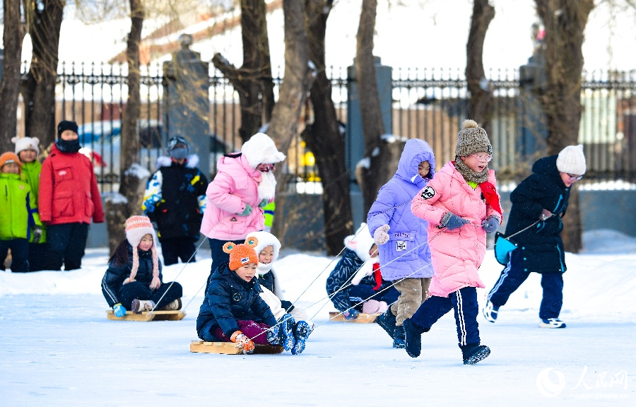 12.12零下30℃的坚守 “浇”织出草原孩子的冰雪梦2.jpg