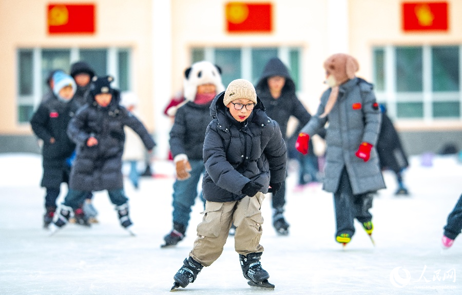 12.12零下30℃的坚守 “浇”织出草原孩子的冰雪梦4.jpg