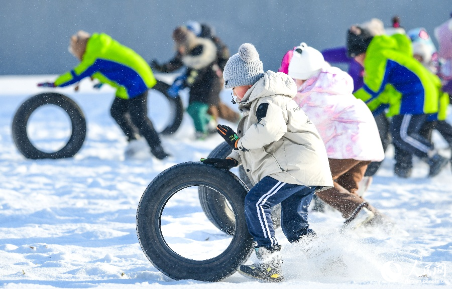 12.12零下30℃的坚守 “浇”织出草原孩子的冰雪梦5.jpg