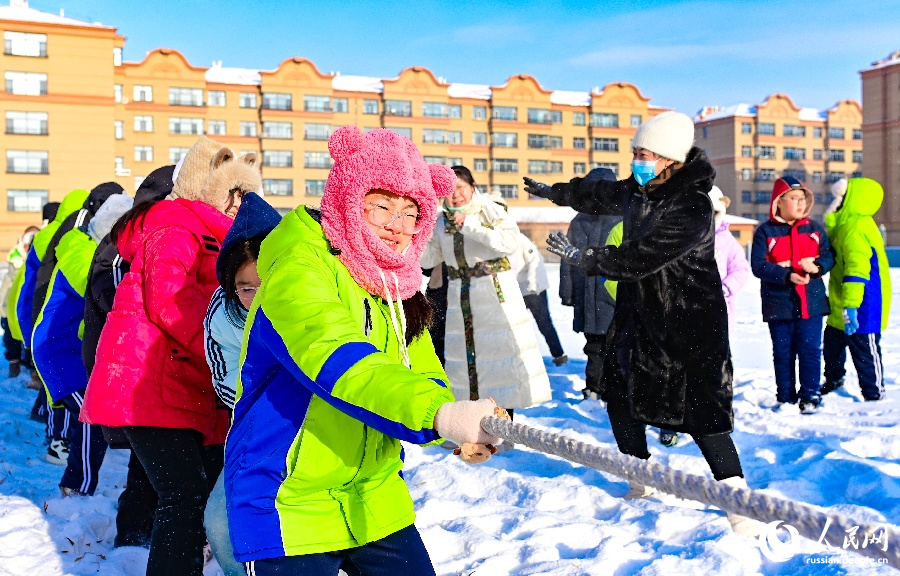 12.12零下30℃的坚守 “浇”织出草原孩子的冰雪梦6.jpg