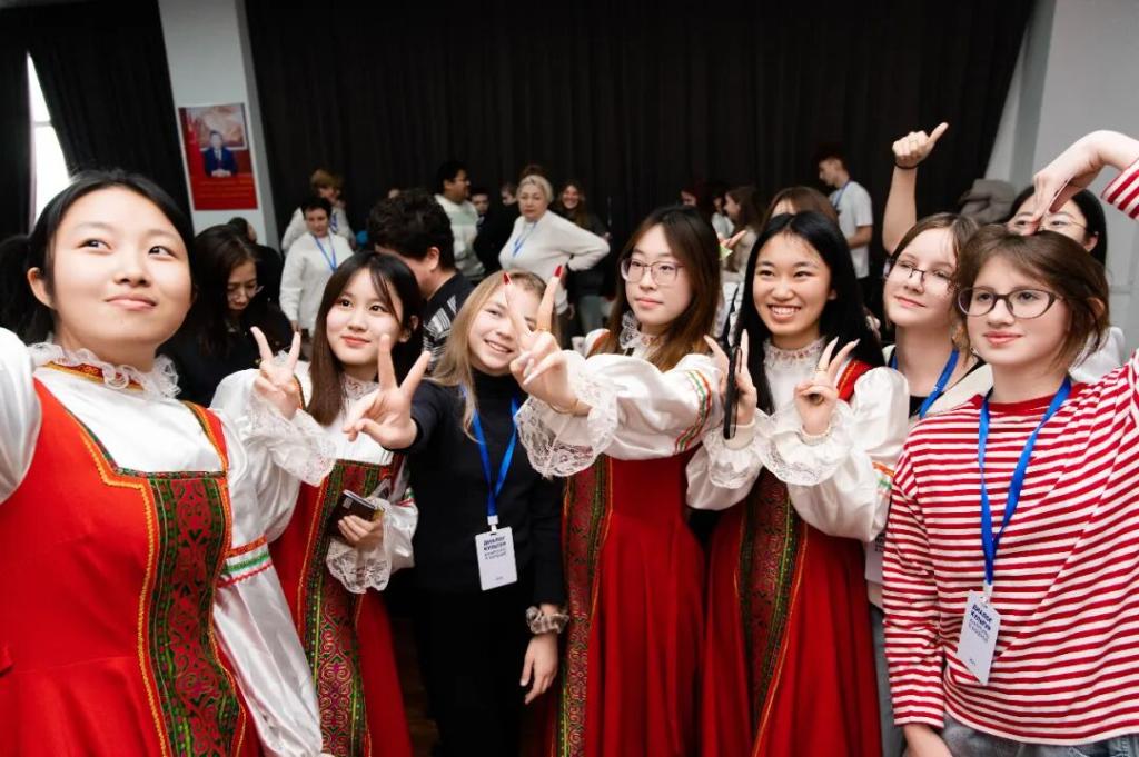 12.15斯拉夫语学院举办“携手伙伴 文化互鉴” 中俄青少年“同话迎新年”文化教育实践交流活动.jpeg