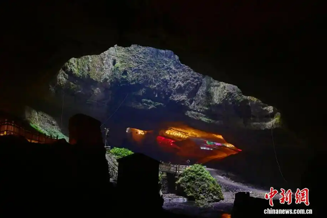 12.19湖北恩施现奇幻洞穴 游客仿佛步入异星秘境4.png