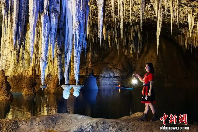 12.19湖北恩施现奇幻洞穴 游客仿佛步入异星秘境7.png