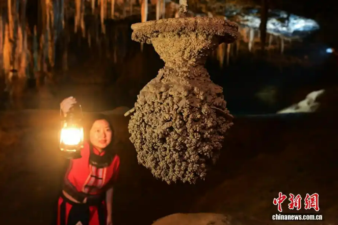 12.19湖北恩施现奇幻洞穴 游客仿佛步入异星秘境2.png