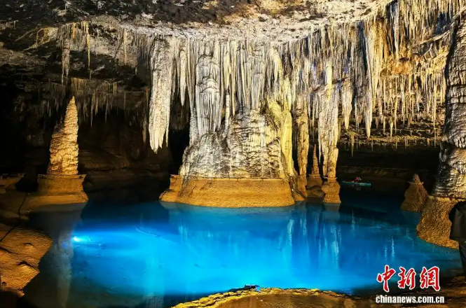 12.19湖北恩施现奇幻洞穴 游客仿佛步入异星秘境1.png