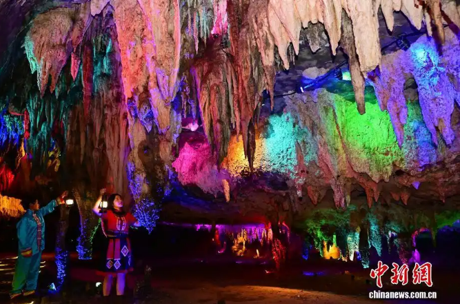 12.19湖北恩施现奇幻洞穴 游客仿佛步入异星秘境5.png