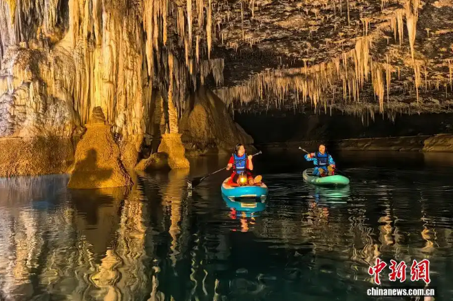 12.19湖北恩施现奇幻洞穴 游客仿佛步入异星秘境8.png