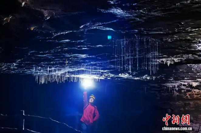 12.19湖北恩施现奇幻洞穴 游客仿佛步入异星秘境6.png