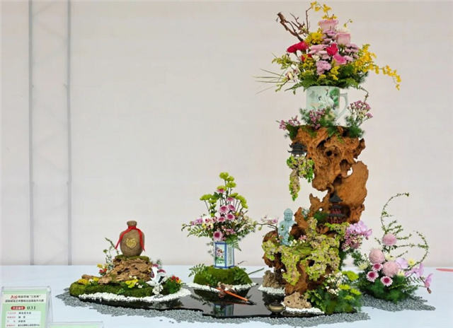 1.5成渝花艺大师同台“献技” 92件佳作亮相重庆动物园2.jpg