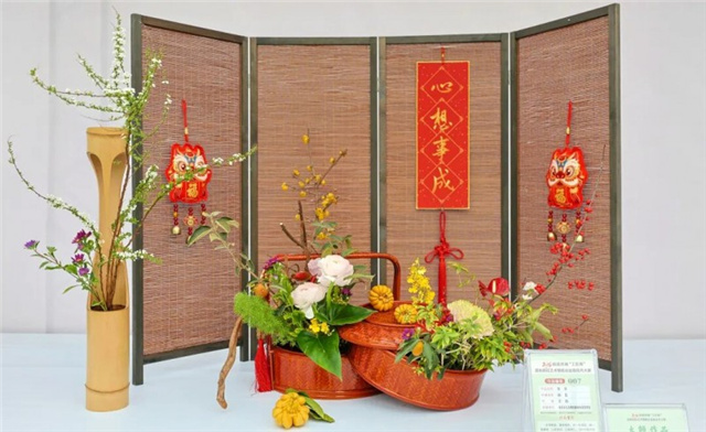 1.5成渝花艺大师同台“献技” 92件佳作亮相重庆动物园3.jpg