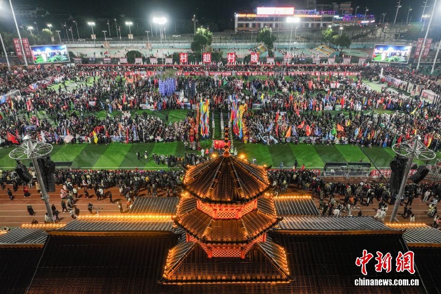 1.6第四届贵州“村超”开幕 “村晚”热闹非凡1.jpg