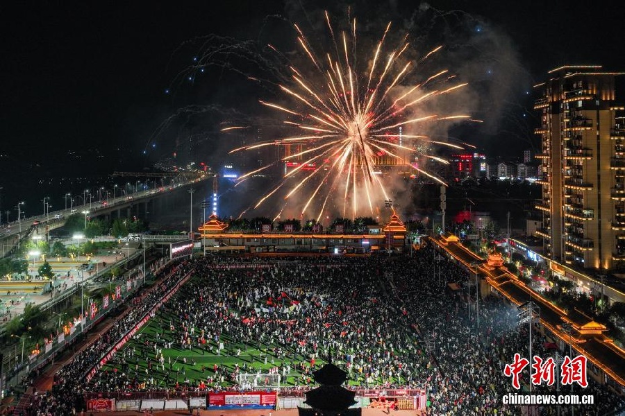 1.6第四届贵州“村超”开幕 “村晚”热闹非凡6.jpg