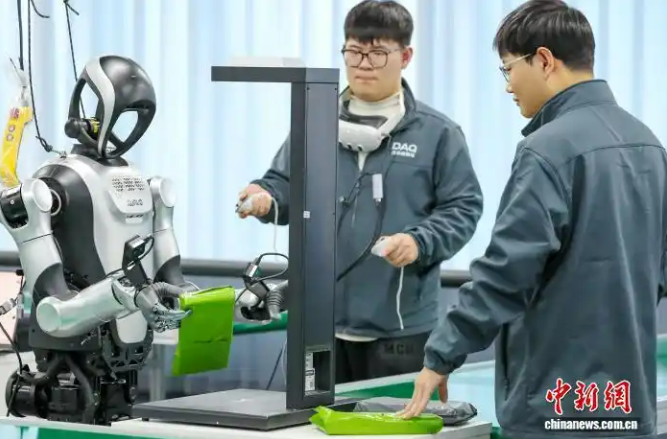 1.15山东青岛：人形机器人“实训”忙7.png