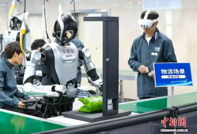1.15山东青岛：人形机器人“实训”忙1.png