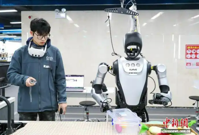 1.15山东青岛：人形机器人“实训”忙5.png