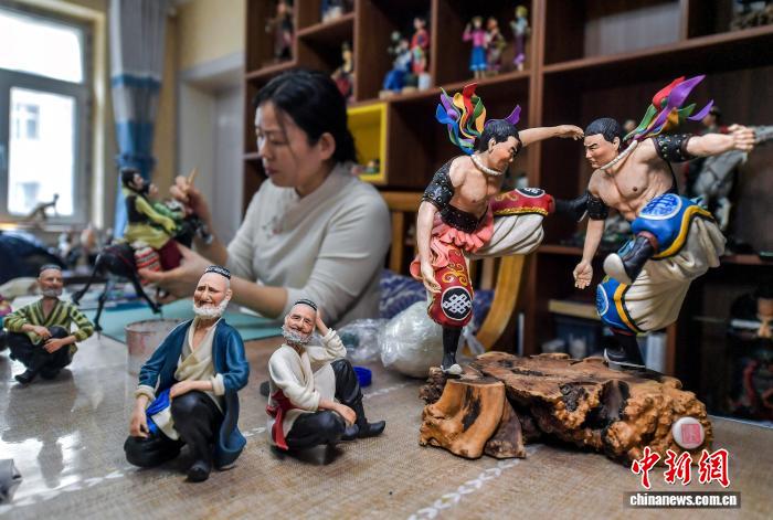 1.16面塑作品再现新疆各民族民俗风情3.jpg