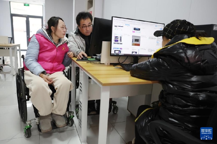 1.19甘肃首批残疾人AI训练师持证就业8.jpg