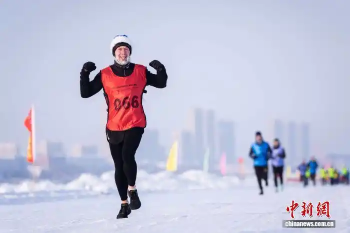 1.207公里赛道串联四大地标!黑河冰跑:让冰封界江变成 “热赛道”3.png