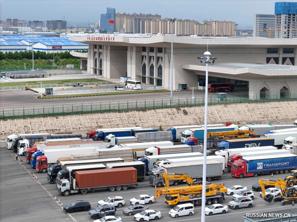 1.26霍尔果斯口岸2025年进出口货运量4643.1万吨 居新疆首位.jpg